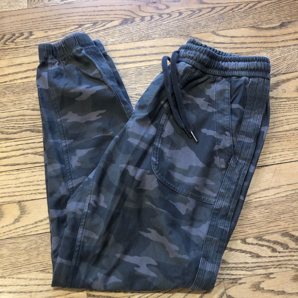 Athleta Farallon Jogger Olive Black Camo